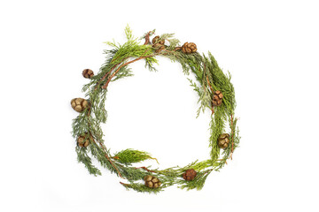 Corona tradicional de Navidad hecha a mano con  ramas de abeto natural y pinas pequeñas sobre un...