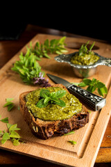 frisches basilikum pesto auf einer scheibe herzhaften bauernbrot