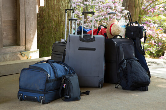 山門に置かれた旅行かばんと手荷物