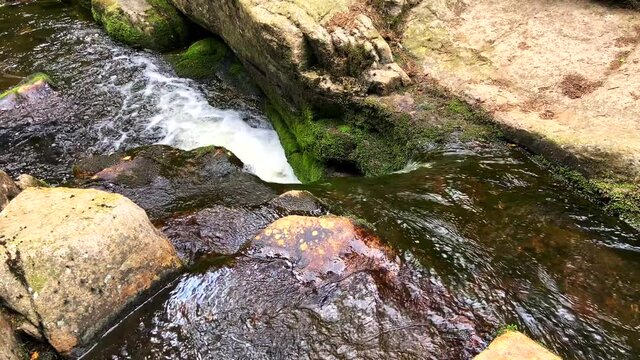 Detailaufnahme an den Bodef&auml;llen im Harz mit flie&szlig;endem Wasser und Felsen bei Tageslicht