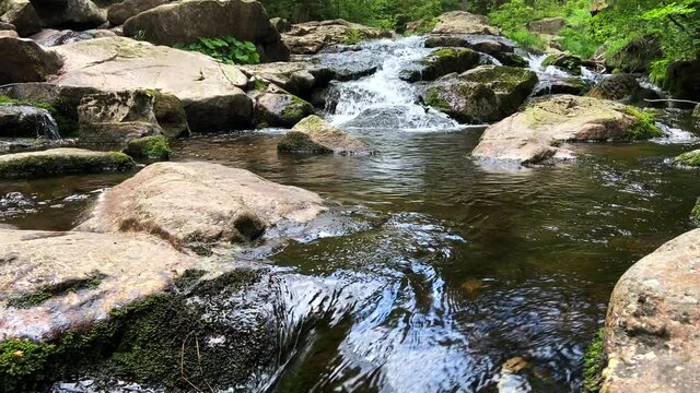 Flie&szlig;endes Wasser in der Bode im Harz mit Felsen im Tageslicht