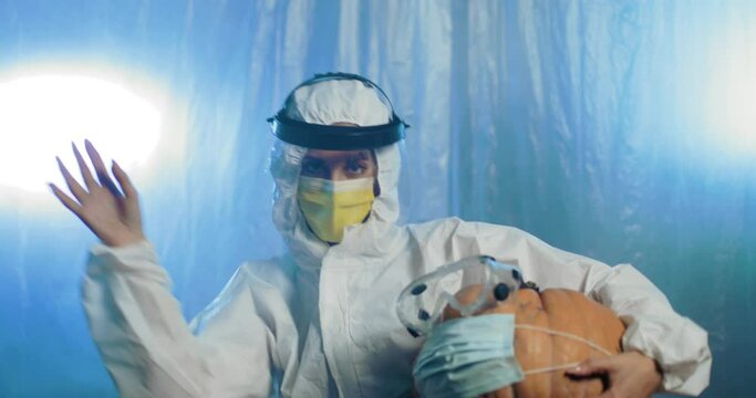 Medico donna balla con la zucca di Halloween in Italia