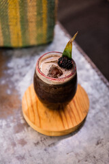 Coctel de mezcal con mora