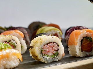 Piezas de sushi sobre fondo blanco