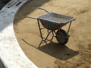 工事現場の一輪車 © Paylessimages