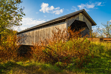Fototapeta na wymiar historic New England covered bridge built in the lattice style in the 1890s 