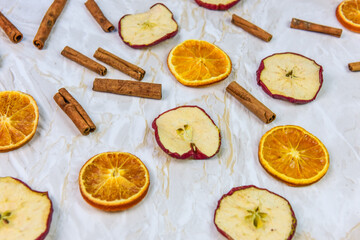 Weihnachtsliches Arrangement mit Zimt, Orangen- und Apfelscheiben und Sternanis