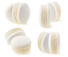Fotobehang Macarons Geïsoleerde witte bitterkoekjes collectie. Twee vanille- of kokosmacarons geïsoleerd op een witte achtergrond