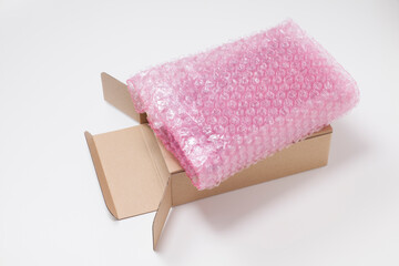 ダンボール箱とエアークッション