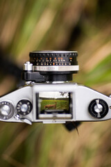 Stary analogowy aparat fotograficzny, widok przez wizjer.