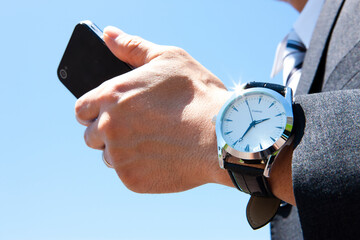 スマホを持つビジネスマン