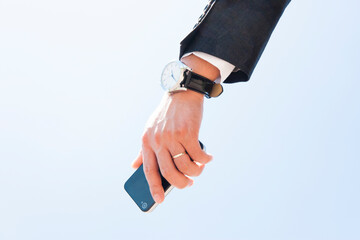 スマホを持つビジネスマンの手