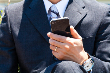 スマホを持つビジネスマン
