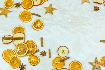 Apfelscheiben und Orangenscheiben mit Zimtstangen und Sternanis als Dekoration für die...