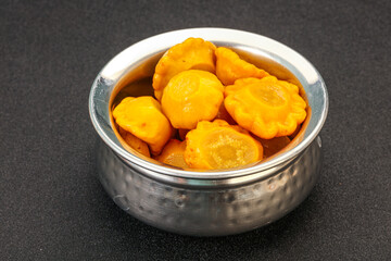 Marinated yellow patisson in the bowl