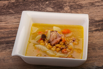 Pea soup with smoked ribs