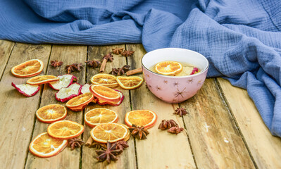 Winter Tee trinken mit weihnachtlicher Dekoration mit Apfel- und Orangenscheiben und Gewürzen wie Anis und Zimtstangen