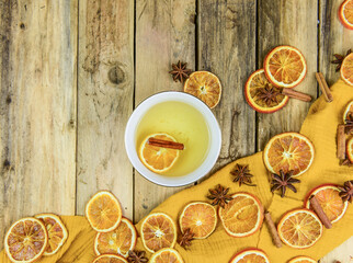 Winter Tee trinken mit weihnachtlicher Dekoration mit Apfel- und Orangenscheiben und Gewürzen wie Anis und Zimtstangen