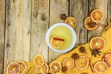 Winter Tee trinken mit weihnachtlicher Dekoration mit Apfel- und Orangenscheiben und Gewürzen wie Anis und Zimtstangen