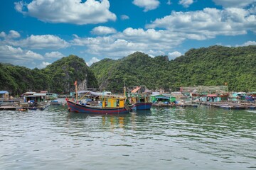 Fototapeta na wymiar Floating village in Halong Bay