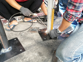 Represents an unsafe operation. Not wearing protection