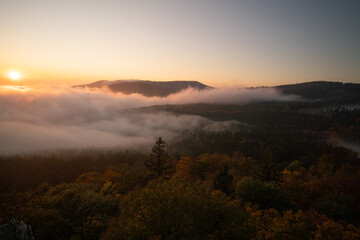 Obraz premium sunset in the mountains with low clouds