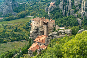 Fototapeta na wymiar Monastery of Rousanou (St. Barbara) in the stunning Meteora a rock formation in central Greece hosting one of the largest and most precipitously built complexes of Eastern Orthodox monasteries.