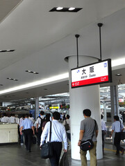 JR大阪駅の通勤風景