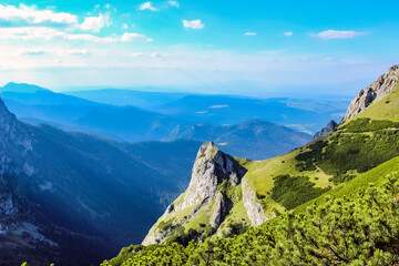 Góry latem, przy pięknym niebie. Tatry.