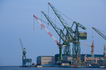 Fototapeta na wymiar 神戸港の造船所のクレーン