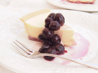 レアチーズケーキとブルーベリーソース