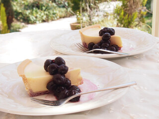 レアチーズケーキとブルーベリーソース