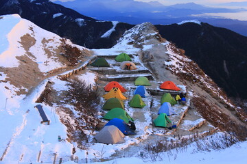 北アルプス燕岳　初冠雪　朝陽に映える凍る燕山荘テント場