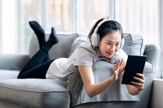 A Chinese beauty is listening to music on her mobile phone