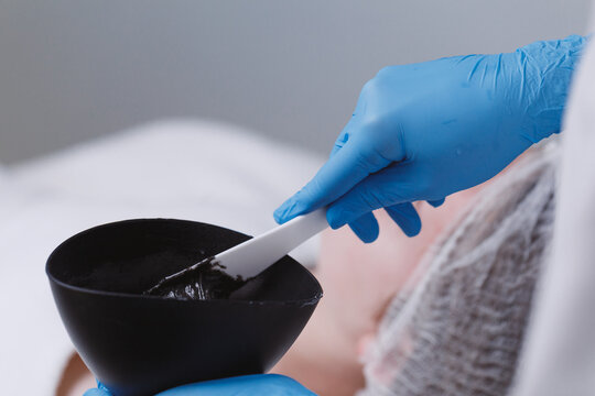 Person mixing component for alginate mask.