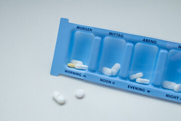 Tabletten in blauer Box 1
