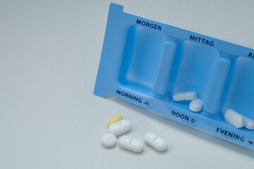 Tabletten in blauer Box 3
