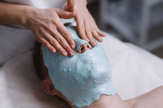 Skin treatment by alginate mask.