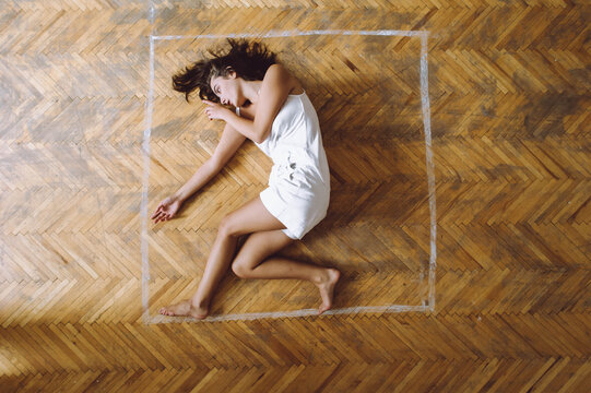 The concept of the isolation woman in her inner space and the fear of an exit