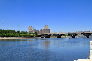 Obraz premium A river and bridge in the city