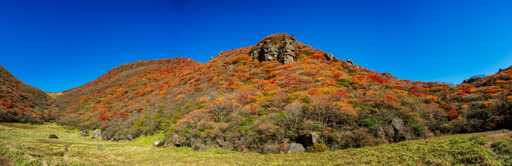 くじゅう連山 三俣山北峰と大鍋、紅葉の絶景。