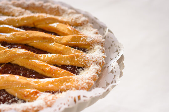 Pasta frola de dulce de batatas con coco rallado en bandeja de papel