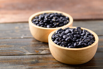 Fototapeta na wymiar Black kidney beans in a bowl on wooden background
