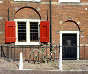 Fototapeta na wymiar 民家の窓と自転車