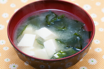 豆腐とワカメの味噌汁