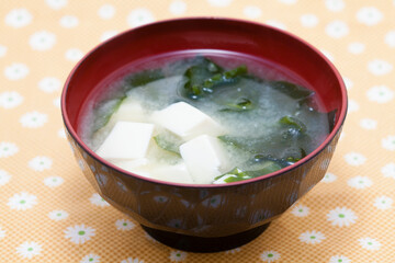 豆腐とワカメの味噌汁