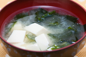 豆腐とワカメの味噌汁