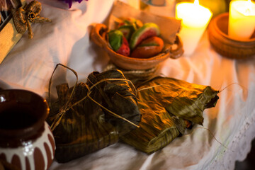 Preparación de Pib (también conocido como Mucbilpollo) comida tradicional de Hanal Pixán (Día de muertos) en México