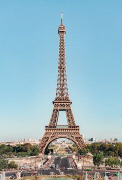 Photographic picture of the Eiffel Tower in Paris, France