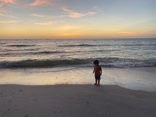 Naklejka premium walking on the beach